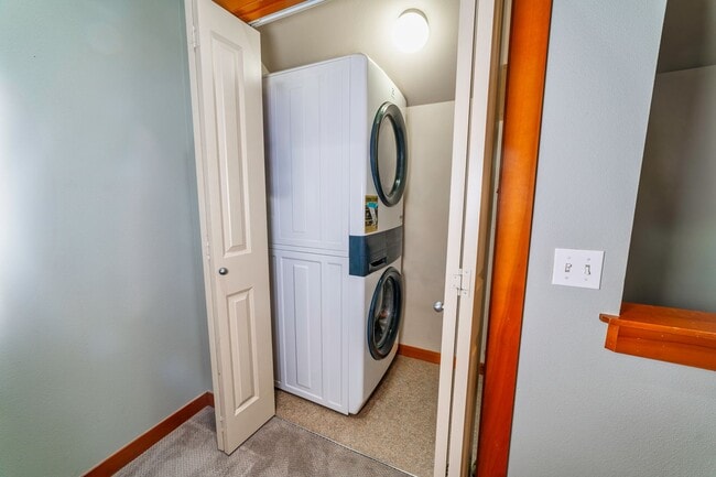Building Photo - Beautiful 2BR/1.5BA Corner Townhome in the...