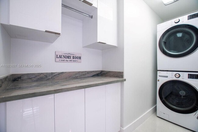 Building Photo - 3425 SW 69th Ave