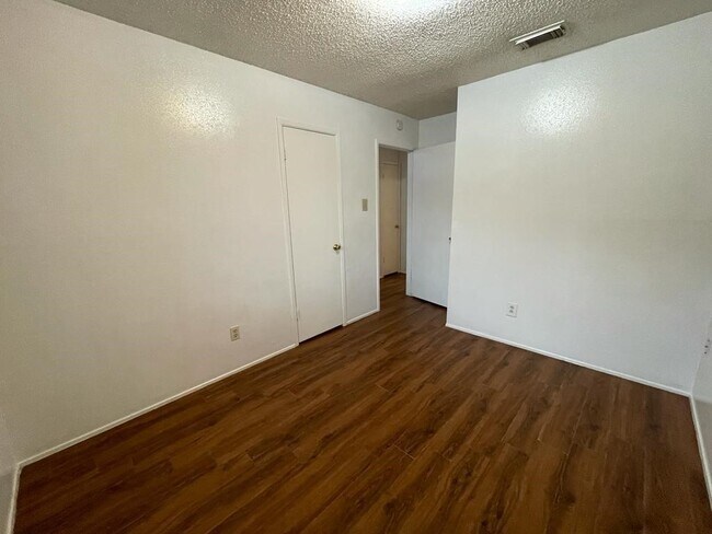 Building Photo - 7431 La Pl Dr