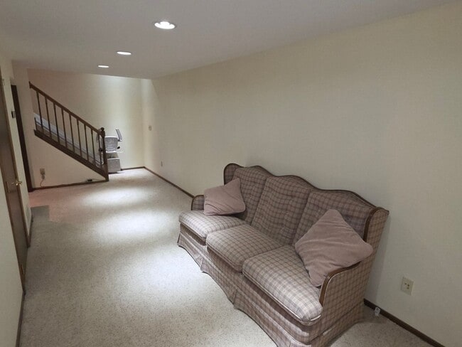 Building Photo - Updated 4 bedroom home in Merton
