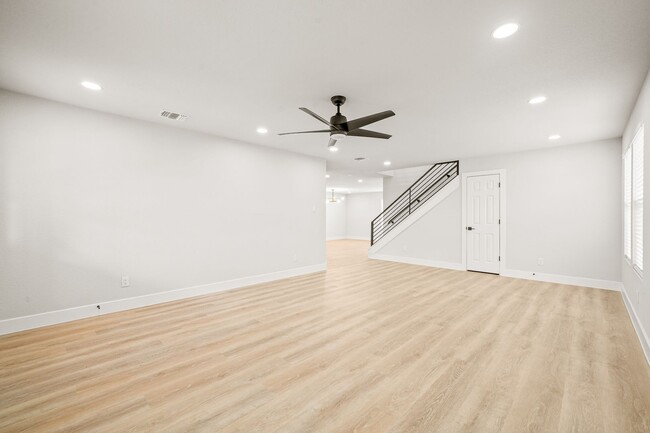 Building Photo - BEAUTIFUL 4 BEDROOM PROPERTY LOCATED IN BU...