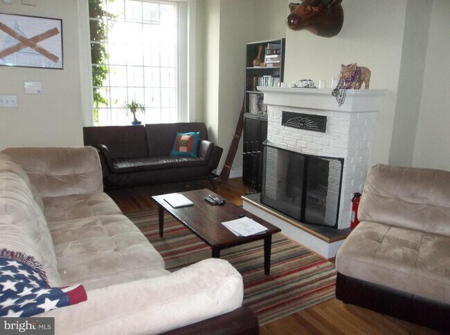 Building Photo - 623 Morris Pl NE