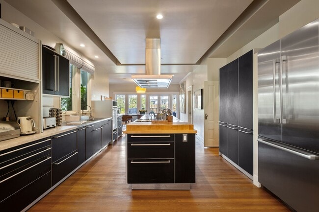 Building Photo - 2866 Pine St