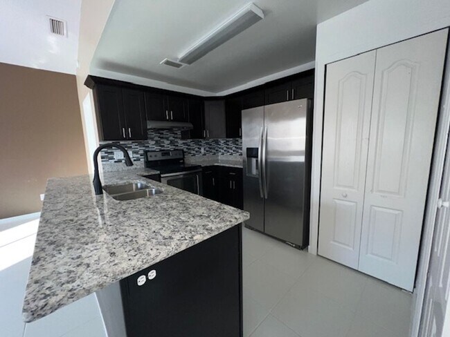 Building Photo - Orlando - 2 Bedroom, 2 Bathroom - $1,945.00