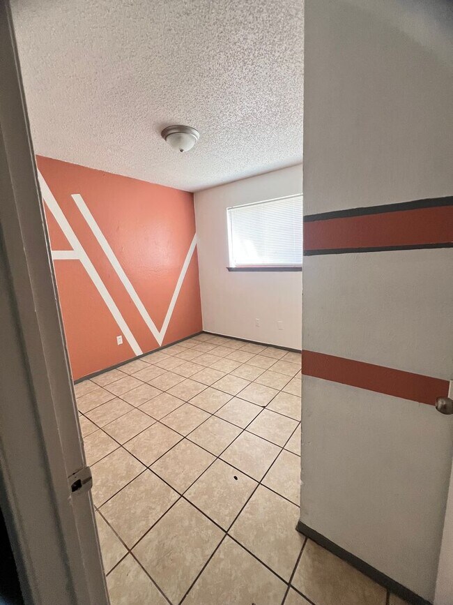 Building Photo - 1601 E Central Texas Expy
