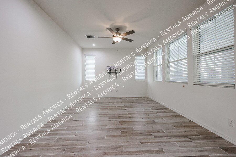 Building Photo - 1095 S Sunset Dr