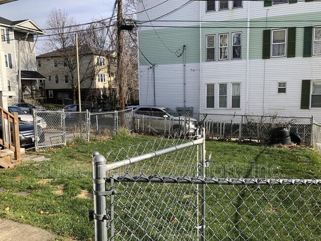 Building Photo - 18 Plantation St