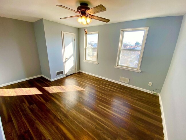 Building Photo - Charming 3 Bedroom/1 Bathroom Townhome in Yale Heights Home - Fenced Backyard!