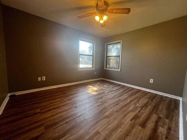 Building Photo - Updated 3 bedroom 2 bathroom house in Cent...