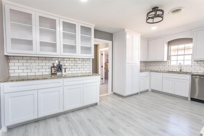 Building Photo - 1309 Magnolia-