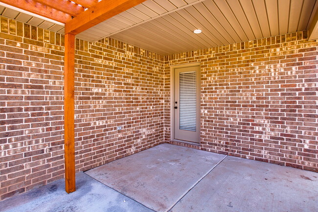 Building Photo - Like New Construction in Cooper District!