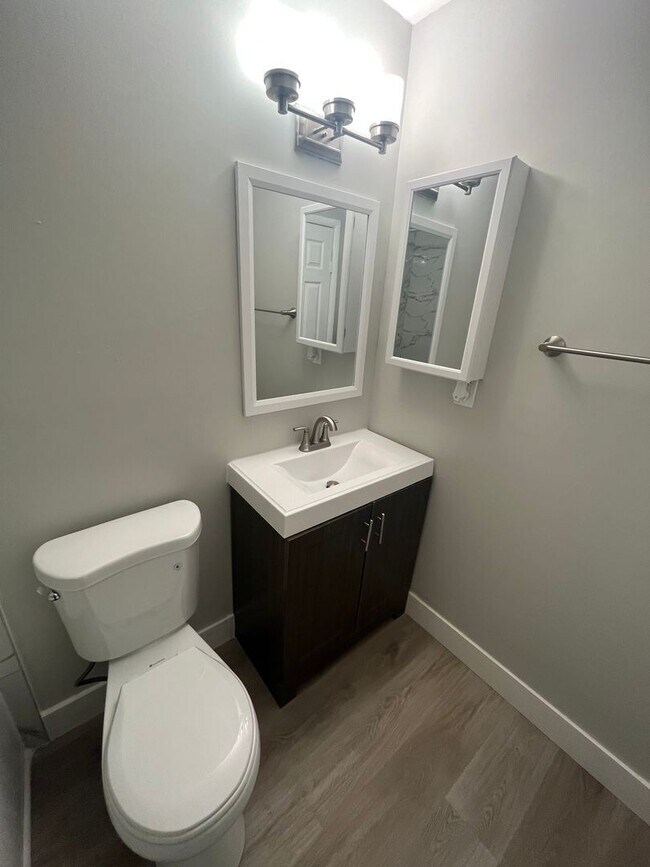 Building Photo - 2 br, 1 bath House - 902 E TIFFANY DR #3
