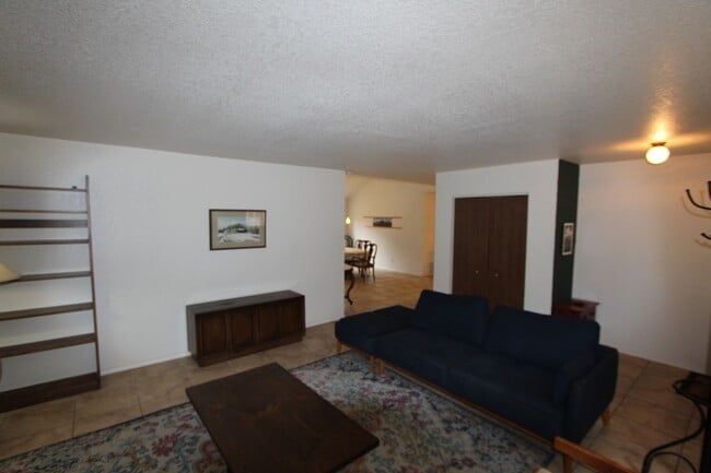 Building Photo - Partially Furnished 4-Bed Home in University Heights