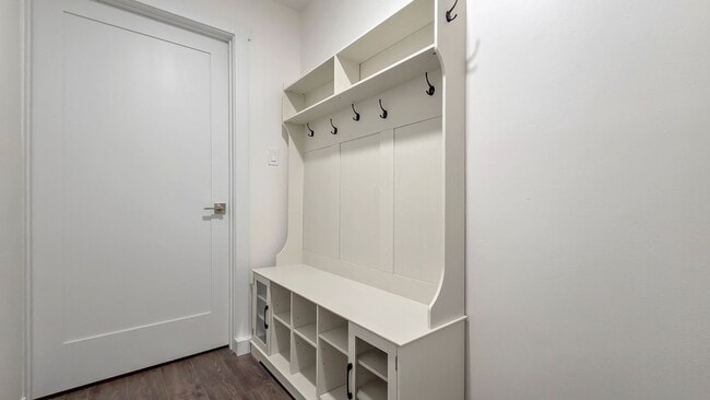 Building Photo - Updated Rambler in Prime Kirkland Location