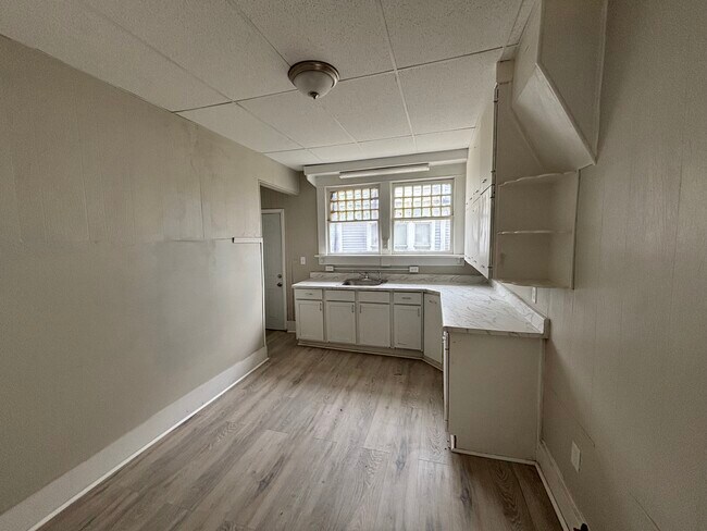 Building Photo - 14 E 6th Ave