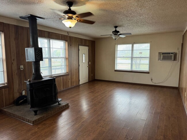 Building Photo - 5 Bed 2 Bath Home w/ 6.14 Acres In Iowa Park ISD.