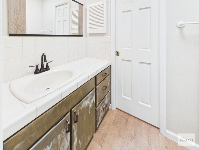 Building Photo - Two Bedroom Single Family Home Available Now!