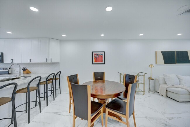 Building Photo - 8545 Casa Del Lago
