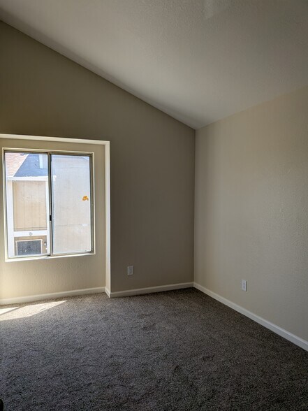 Building Photo - 960 Memorial Dr