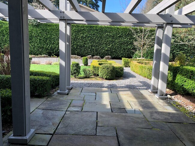 Building Photo - Elegant and Luxury home in Medina, 5 bedro...