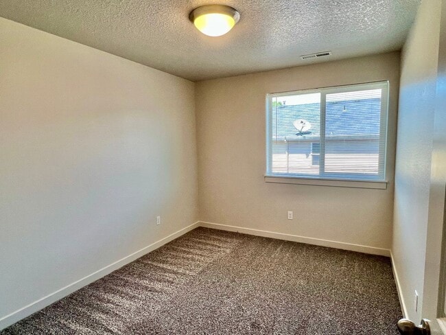 Building Photo - Beautiful Newer Built Home Central location!