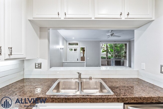 Building Photo - Updated 3 Bed, 2.5 Bath Home Available in ...