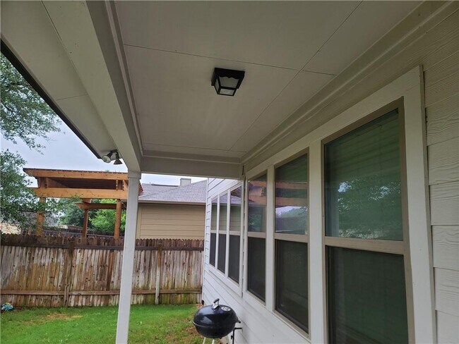 Building Photo - 9002 Moonstone Dr