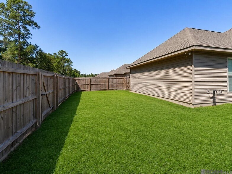Building Photo - 13783 Fig Dr