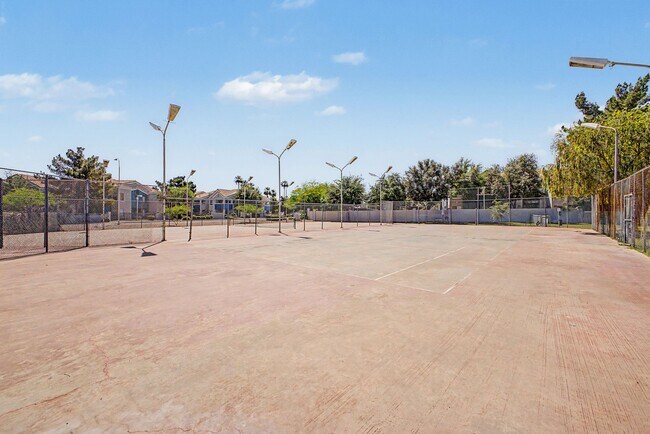 Building Photo - Remodeled 3BR End Unit Townhome in South Tempe | Private Yard + Covered Parking