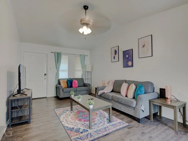 Building Photo - Fully Furnished All Bills Included - 2 bed...