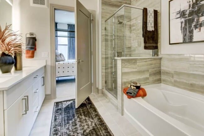 Building Photo - 1610 E 6th St