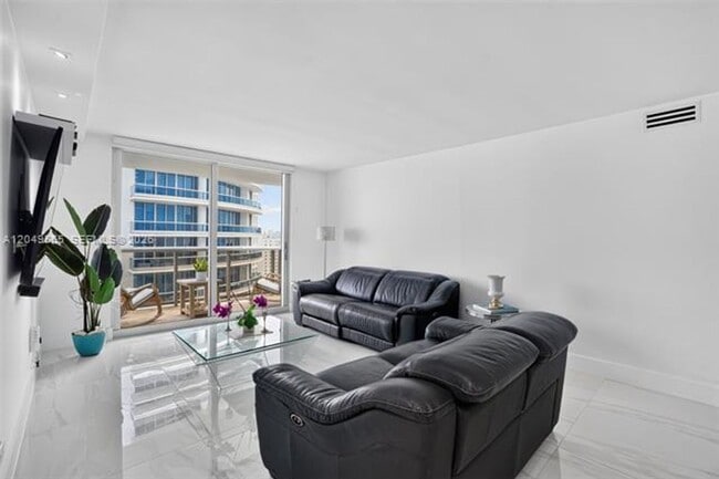Building Photo - 6039 Collins Ave