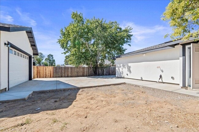 Building Photo - 4BR Home on 0.35-Acre Lot | Owned Solar