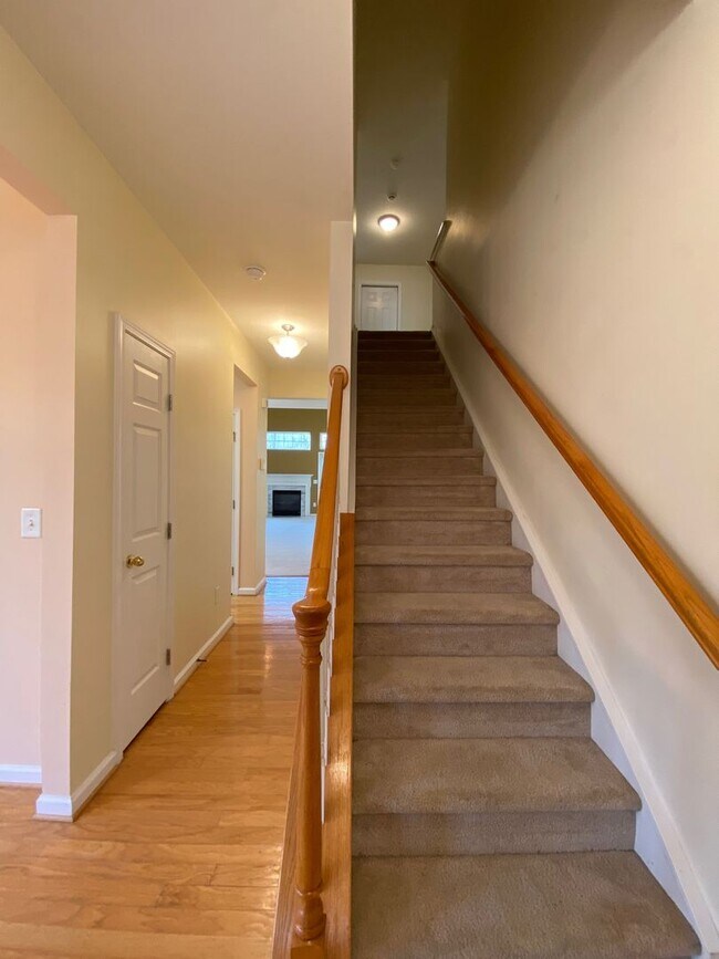 Building Photo - Updated 3 Bed, 2.5 Bath Townhome Available in Mauldin!