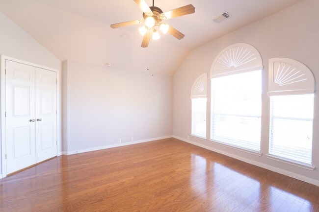 Building Photo - 2910 Sandleigh Dr