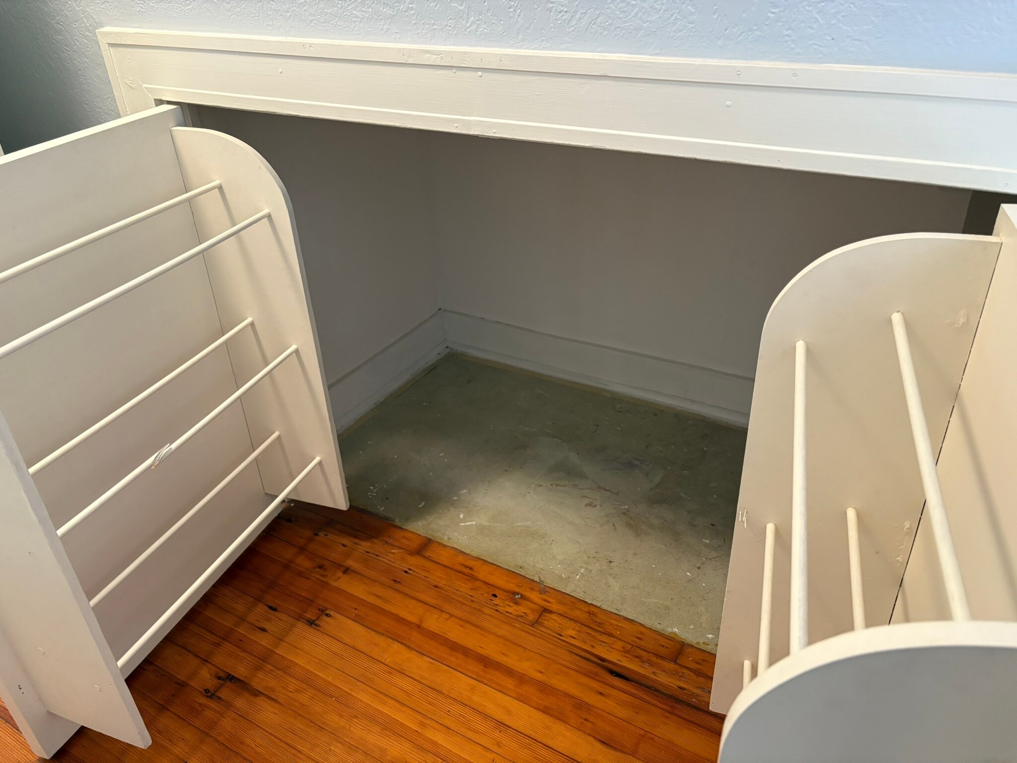 storage closet - 2021 Kleinert Ave