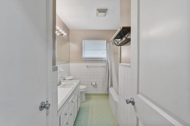 Building Photo - Charming 3 Bedroom Home