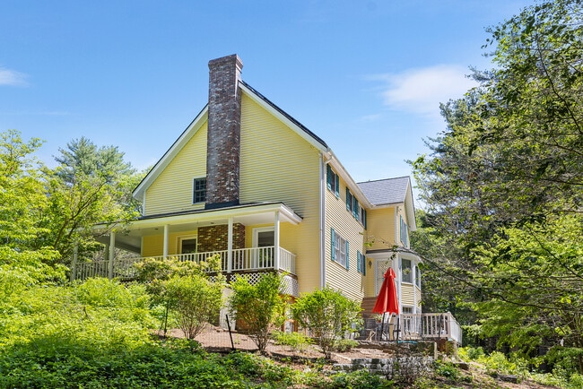 Building Photo - 160 Woodland Mead