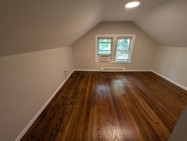 Building Photo - Spacious! 4-Bed and 2-Full Bath Unit with Bonus Room, Garage, Large Backyard