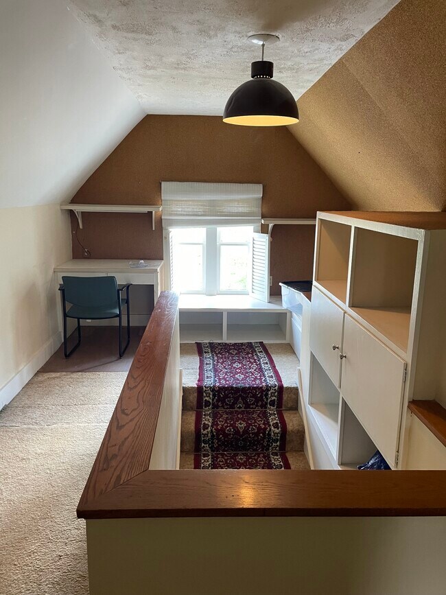 Building Photo - 27 Oak St