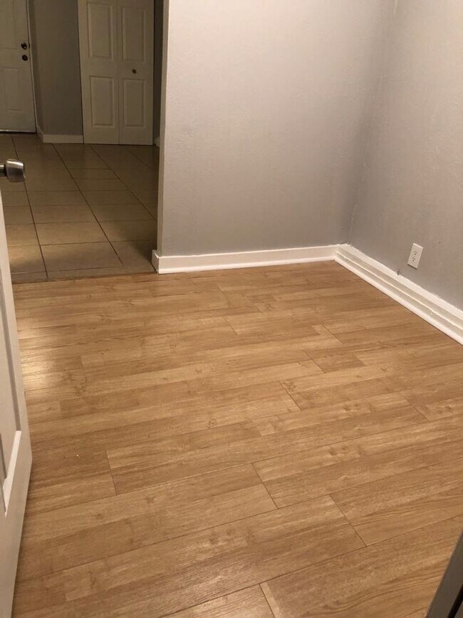 Building Photo - 3 Bedroom/ 2 Bathroom Home