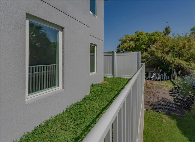 Building Photo - 310 Hibiscus St