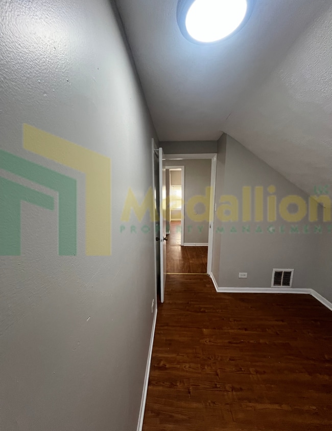 Building Photo - Spacious 4-5 Bedroom, 2-Bath Corner Lot Ho...