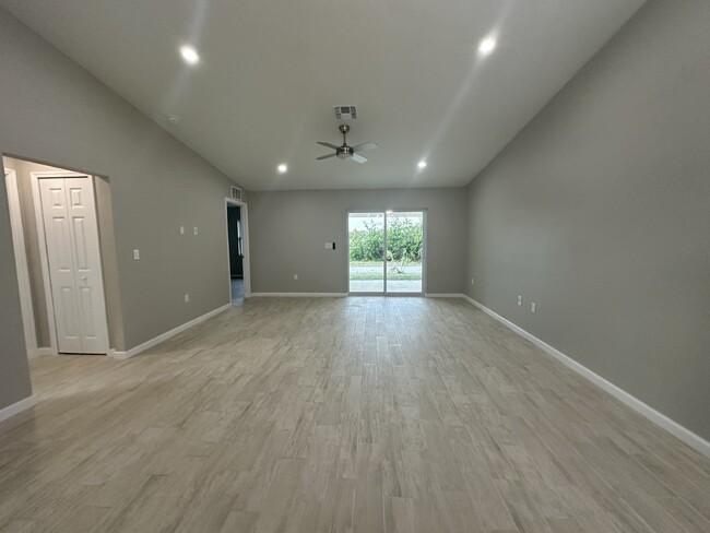 Building Photo - "Experience Cozy Elegance: Spacious 3-Bed,...