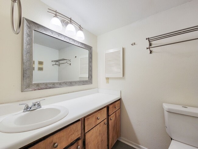 Building Photo - Two Bedroom Condo Near Med Center!