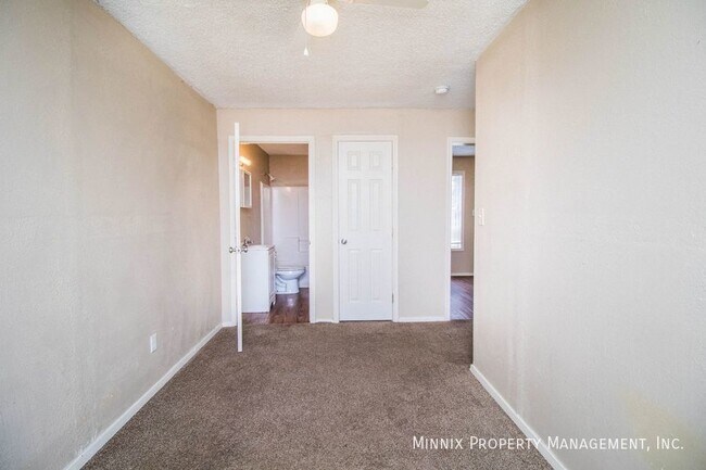 Building Photo - 300 E Lynn St