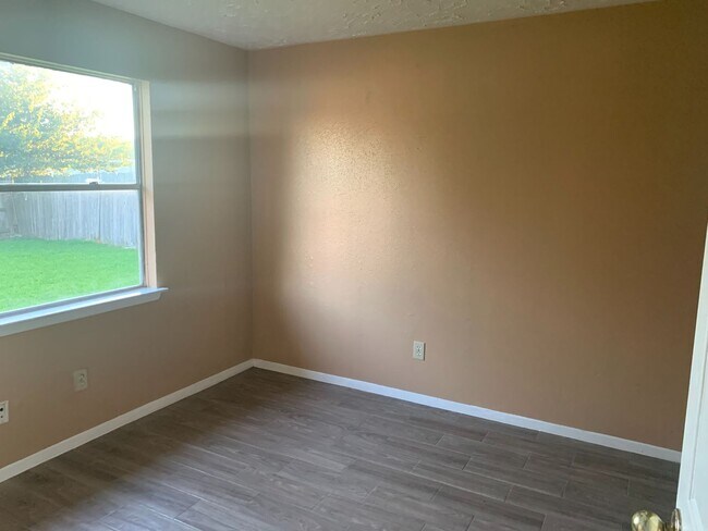 Building Photo - 3 bedroom, 2 bath Duplex to Make Home