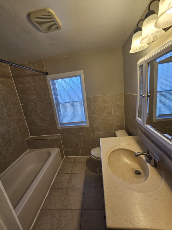 Building Photo - 809 Eastern Ave NE