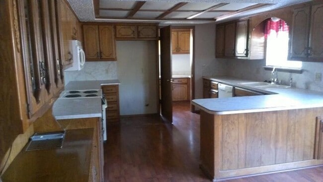 Building Photo - 3 car garage, corner lot, huge living with fireplace and covered patio in Moore School district