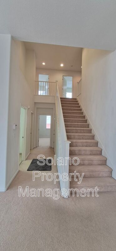 Building Photo - 2080 Mariposa Dr